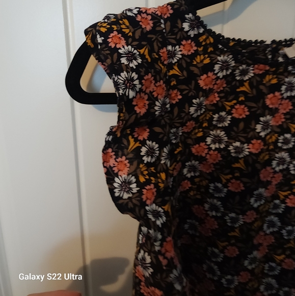 The Loft size Medium floral ruffle cap sleeve top. - Picture 3 of 6